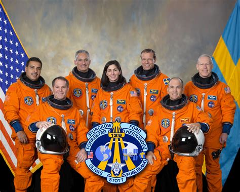 Space in Images - 2009 - 04 - STS-128 crew portrait