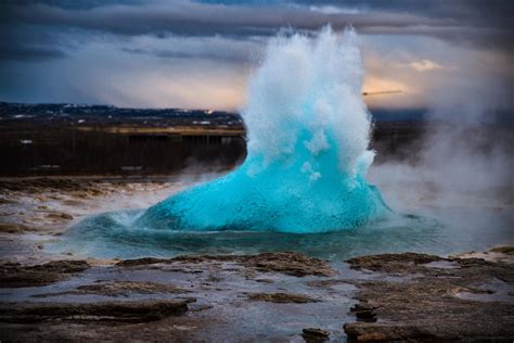 The moment The Great Geysir Erupts, Southwestern Iceland. [OS ...