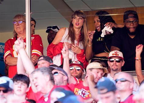 Taylor Swift Celebrates National Tight Ends Day At Chiefs Game – Hollywood Life