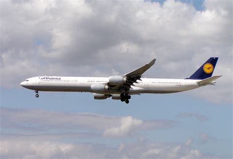 Файл:Lufthansa A340-600 D-AIHF.jpg — Википедия