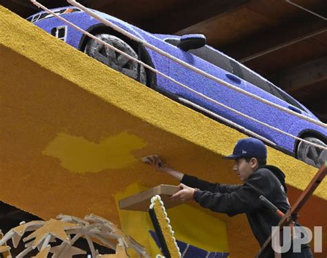 Photo: Volunteers Prepare Floats for the Rose Parade in Pasadena ...