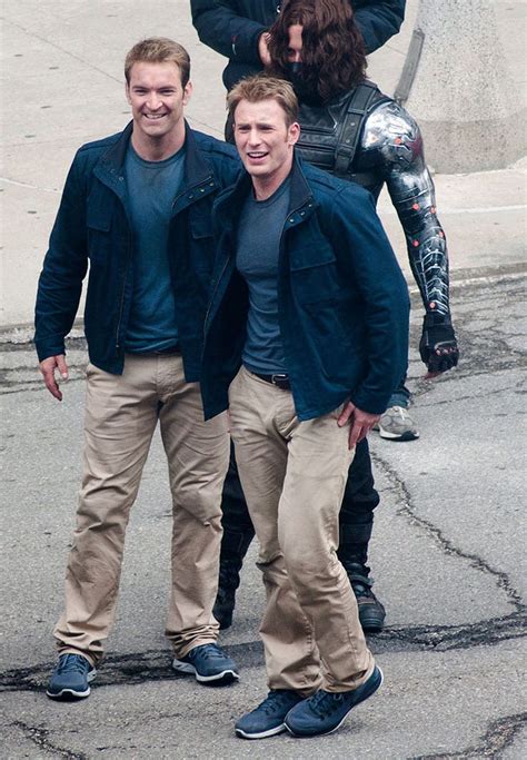 21 Photos Of The Avengers With Their Stunt Doubles | What's Goin On Qatar