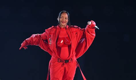 Rihanna's modest Super Bowl outfit was stunning — and inspiring – The ...