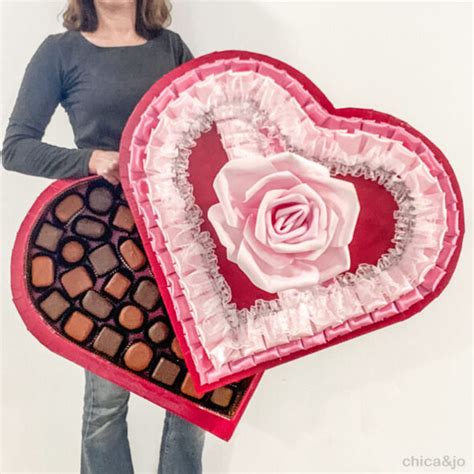 DIY giant heart-shaped candy box Valentine's Day decoration | Chica and Jo