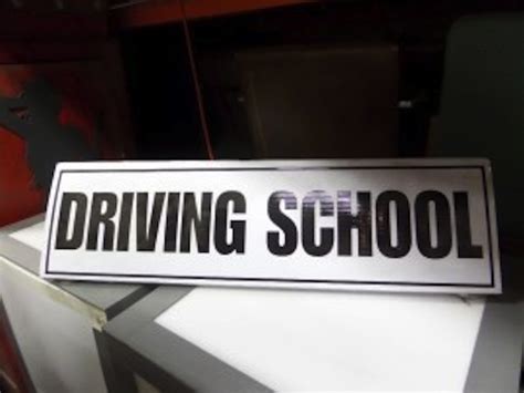 "DRIVING SCHOOL" SIGN ⋆ Movie Prop Rentals