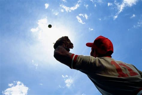 5 Fundamentals Of Catching A Fly Ball | Baseball Training World (2022)