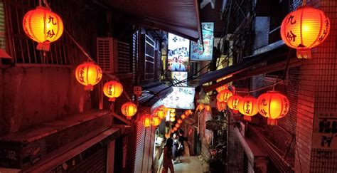 Nighttime in Jiufen: The Hunt For Kaonashi - Uncensored Escapes