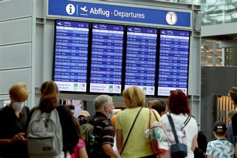 Flughafen Düsseldorf: Mann sitzt fest – es wird noch schlimmer - DerWesten.de