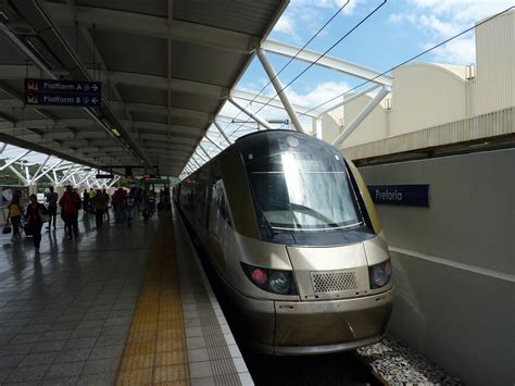 Ein Zug in der Gautrain-Station von Pretoria. In diesem Bahnhof ändern die Züge auf dem We ...