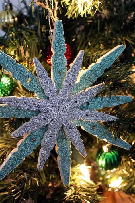 This Clothespin Glitter Snowflake Ornaments is a fun holiday craft for kids.