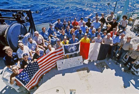 1985 Discovery of RMS Titanic : French and American teams poses on the ...