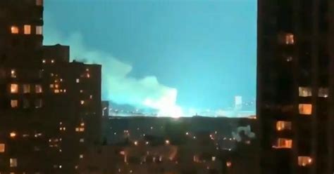 Transformer explosion leads to fire at NYC power plant; lights up night sky - CBS News