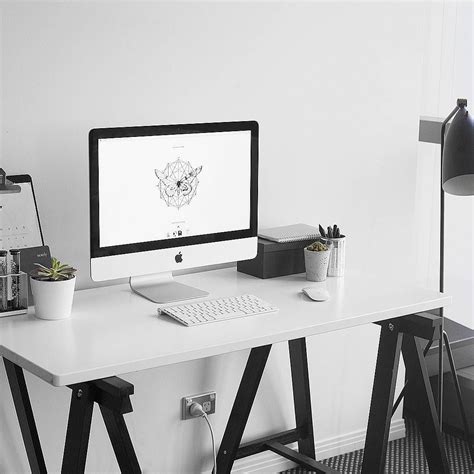 Minimalist Study Desk : My Minimalist Student Desk Setup - YouTube ...