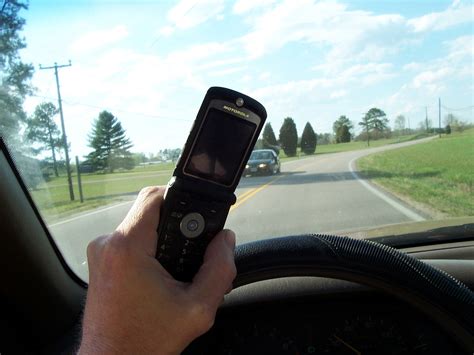 File:Cell phone use while driving.jpg - Wikipedia, the free encyclopedia