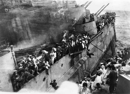 [Photo] Crew of HMS Prince of Wales escaping from the sinking battleship, off Malaya, 10 Dec ...