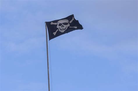 La Policía Local de València retira una bandera pirata de las torres de ...