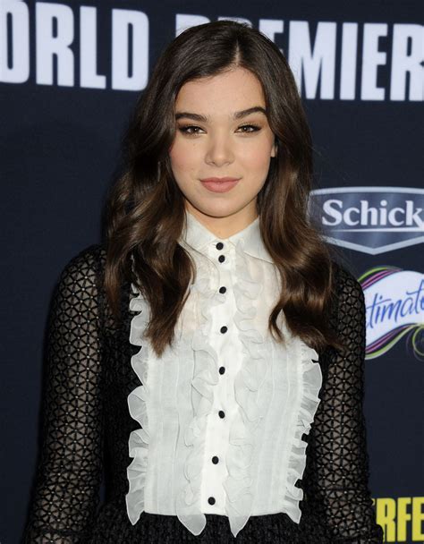 Hailee Steinfeld – Pitch Perfect 2 Premiere in Los Angeles • CelebMafia