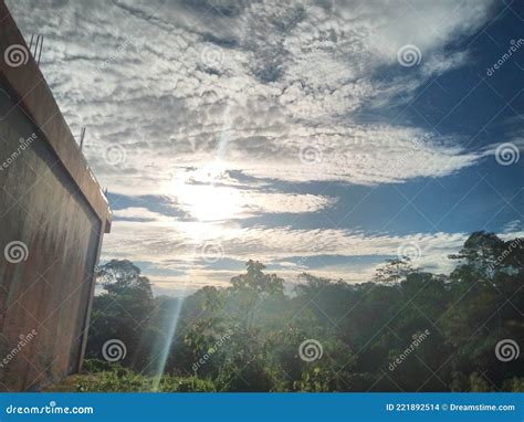 Sunrise pagi hari stock photo. Image of sunrise, lupa - 221892514