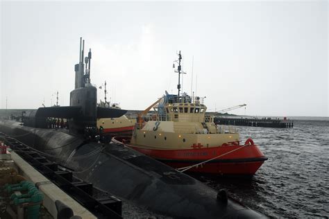 File:US Navy 090805-N-1841C-013 The guided-missile submarine USS Georgia (SSGN 729) prepares to ...