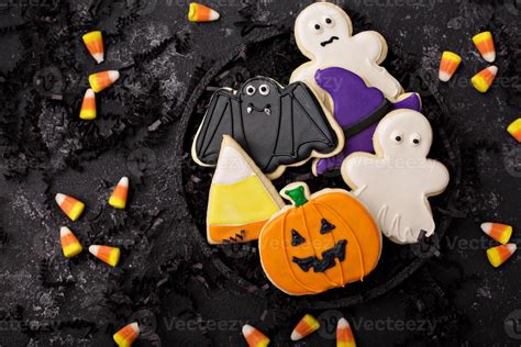 Halloween cookies decorated with royal icing 15758573 Stock Photo at ...