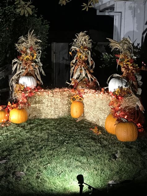 Fall Front yard decorations. Hay bales, pumpkins & corn stalks | Fall decorations porch, Outside ...