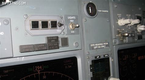 A few minutes in a real 737 cockpit | my737NG