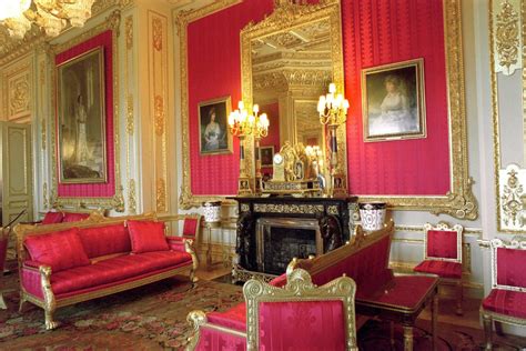 Take a Look Inside the Grandest Rooms of Queen Elizabeth’s Palaces ...