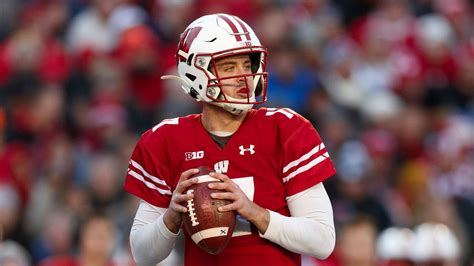 Jack Coan, former Wisconsin QB, commits to grad transfer to Notre Dame