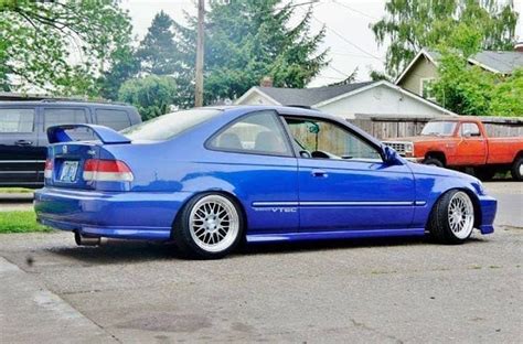 Honda Civic 1999 si reminds me of my uncle He Had a civic like this ...