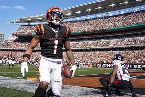 AP source: Bengals star WR Chase out weeks with hip injury | AP News