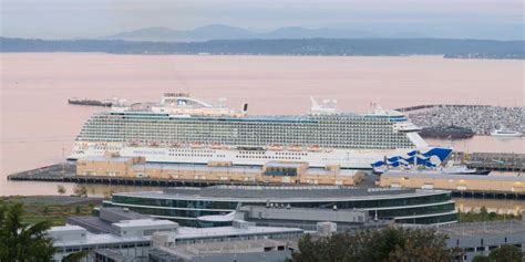 Discovery Princess Cruise Ship at Pier 91 Terminal in Seattle at Dawn Editorial Stock Image ...