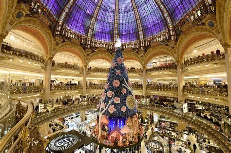 Paris' Galeries Lafayette installed its magnificent Christmas tree ...