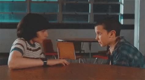 Finn Wolfhard Kiss GIF - Finn Wolfhard Kiss Millie Bobby Brown - Discover & Share GIFs