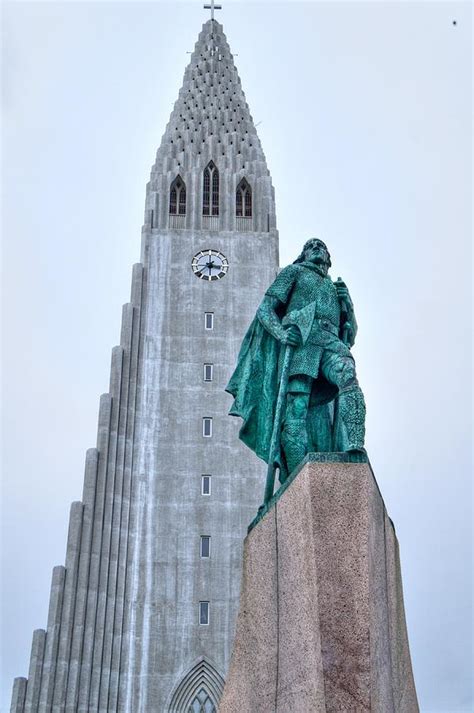 The Hallgrimskirkja and statue of Leifur Eiriksson, Reykjavik Iceland ...