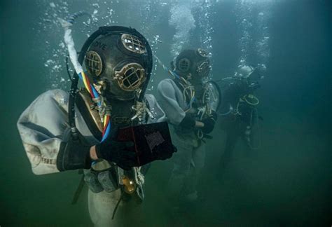 Time piece dive crew placing grandpa Lauren F Bruner's ashes into the ...