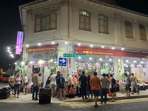 Long queues & S$5 durians along Geylang's durian street at night ...