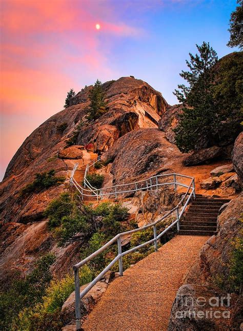 Moro Rock Path, Sequoia n King Canyon National Park, California_ USA ...