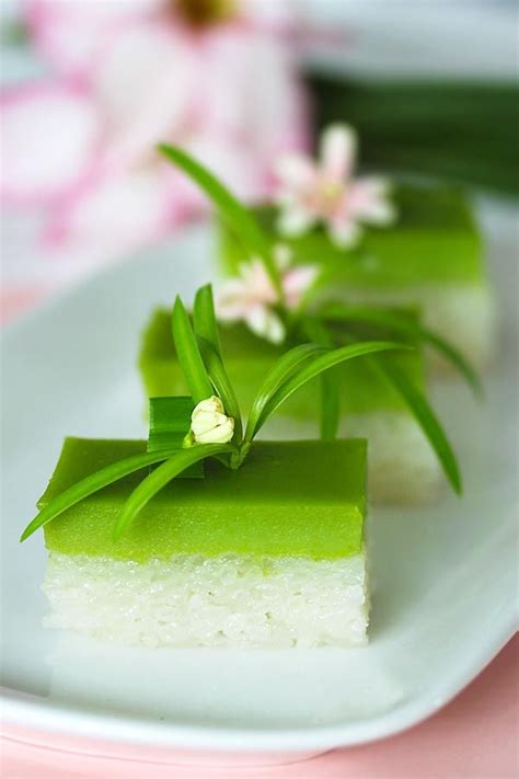 Seri Muka - amazing Malaysian kuih (sweet cake) made of glutinous rice, coconut milk, sugar and ...