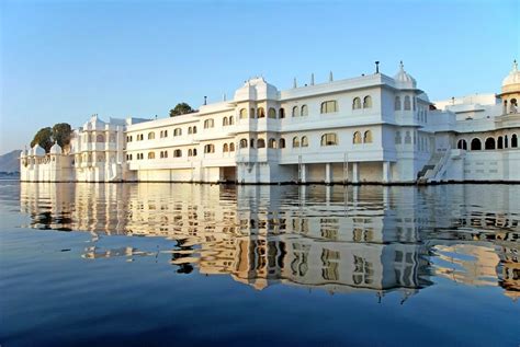 6 Floating Hotels In India That Gives 'Room With A View' A Whole New Meaning | Curly Tales