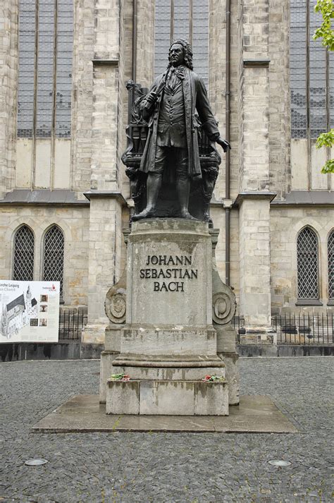 Bach-Denkmal vor der Thomaskirche in Leipzig. Aufnahme: April 2017. - Staedte-fotos.de