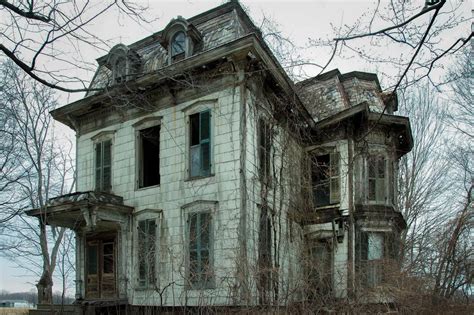 Photographer Seph Lawless visited America's 13 most haunted houses for her book 'Hauntingly ...