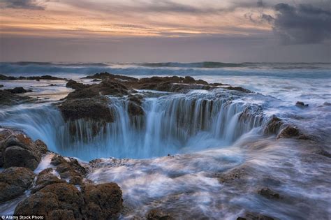 Thor's Well gigantic hole in Oregon appears to be draining the Pacific Ocean | Daily Mail Online