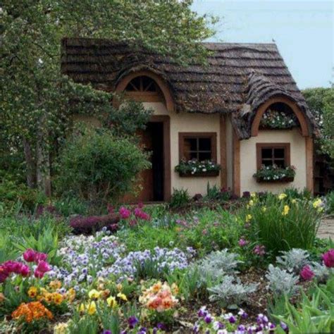 Cozy cottage!.....this is the place i would love to retire and spend my last yrs in.... sooo lo ...