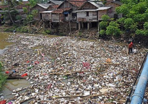 Sampah Menumpuk di Muara Sungai | Republika Online