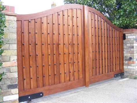 17 Irresistible Wooden Gate Designs To Adorn Your Exterior | House gate design, Wooden gates ...