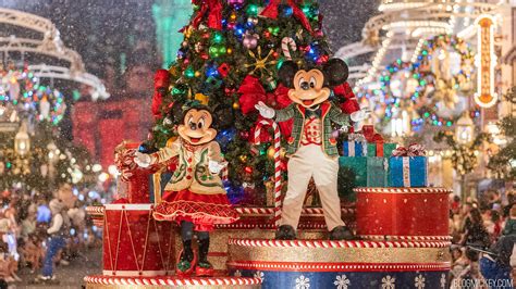 Mickey's Once Upon a Christmastime Parade at Mickey's Very Merry ...