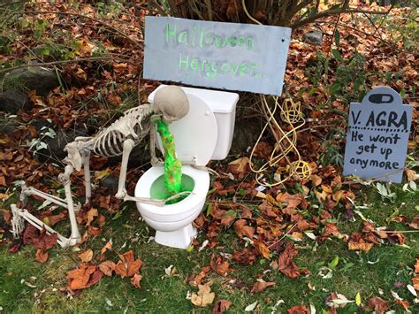 Halloween outdoor funny skeleton decoration. | Outdoor halloween, Skeleton decorations ...