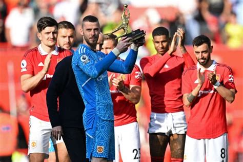 (Video) Ten Hag awards De Gea with Golden Glove while teammates gather to celebrate