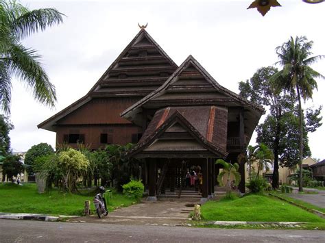 5++ Rumah Adat Sulawesi Selatan - Bugis, Mandar, Makassar, Toraja & Luwuk