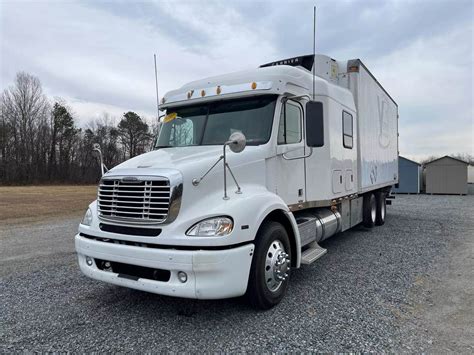 2007 Freightliner Columbia 112 - 22ft Reefer Truck - Condo Cab with Kitchenette For Sale ...